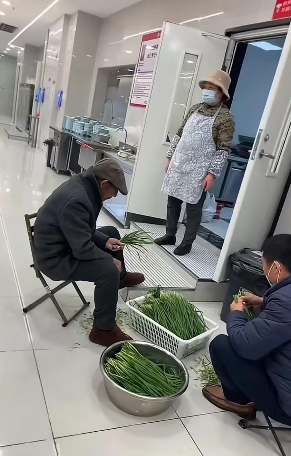 刘强东能成百亿富豪，我不奇怪但谁能想到他身家几百亿的父母不在家享清福