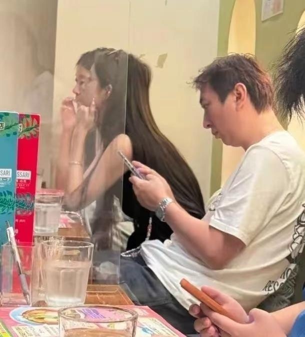 王思聪身体透支严重，看他和女友懒懒最新露面，腰直不起来，一直驼着背，秃头越来越严