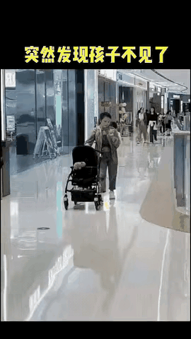 是边走边玩手机耽误事，还是一孕傻三年？一位宝妈一边玩手机一边推着婴儿车在商场