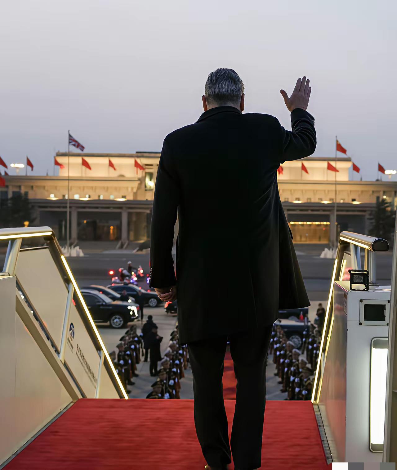 英国首相这波操作有点意思哈，让摄影师复刻马克龙访华名场面照片。马克龙访华时那张照