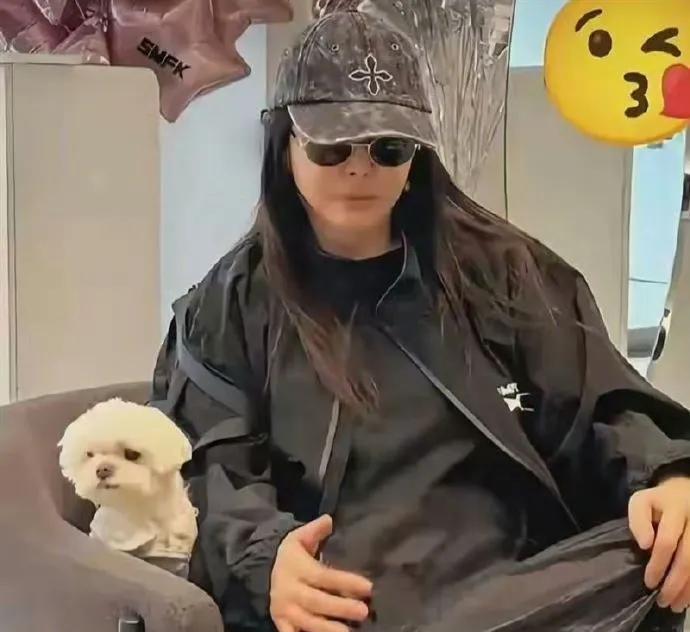 网友偶遇58岁王祖贤逛街，自己一人生活自由自在。