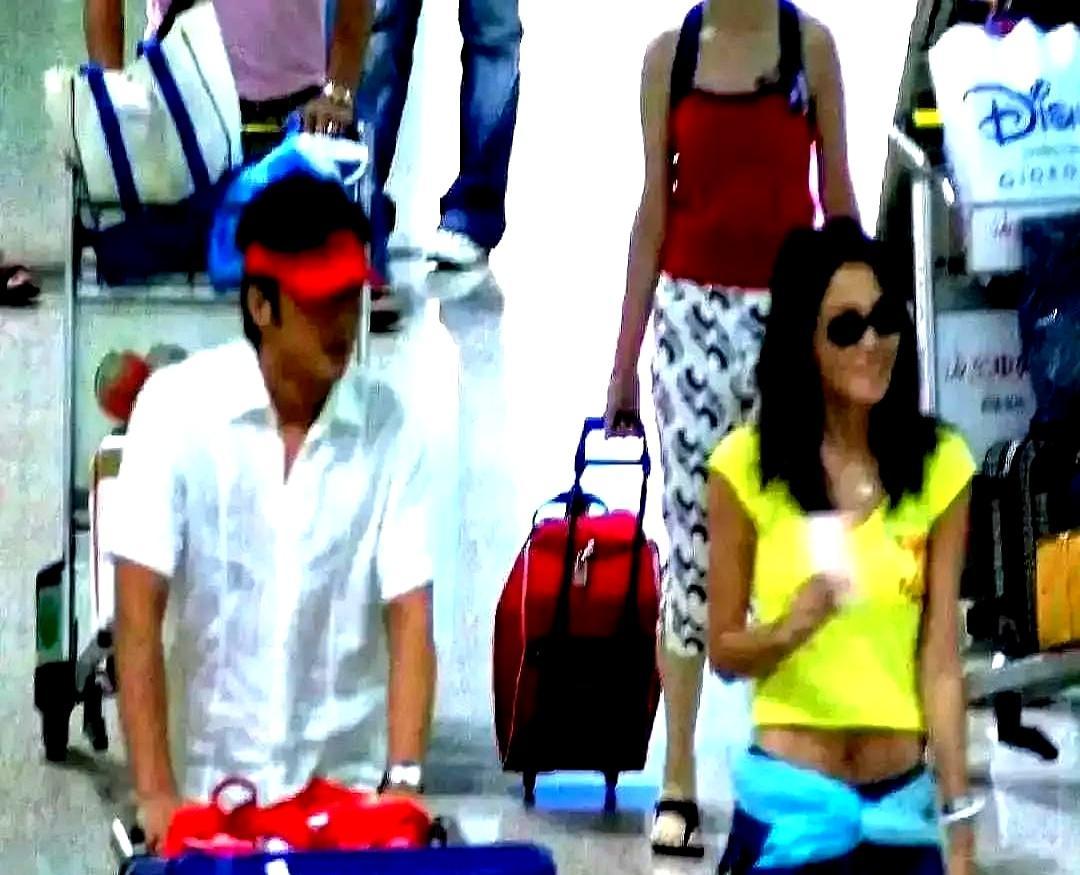 55岁王菲在东京机场，把20公斤的行李箱甩手就走，44岁的谢霆锋一句话不说，默默