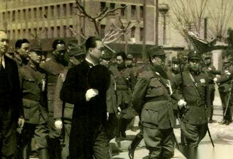 1947年，盐城。城被围死了，炮弹把天都烧红了。师长李铁民的办公桌上，一份名单