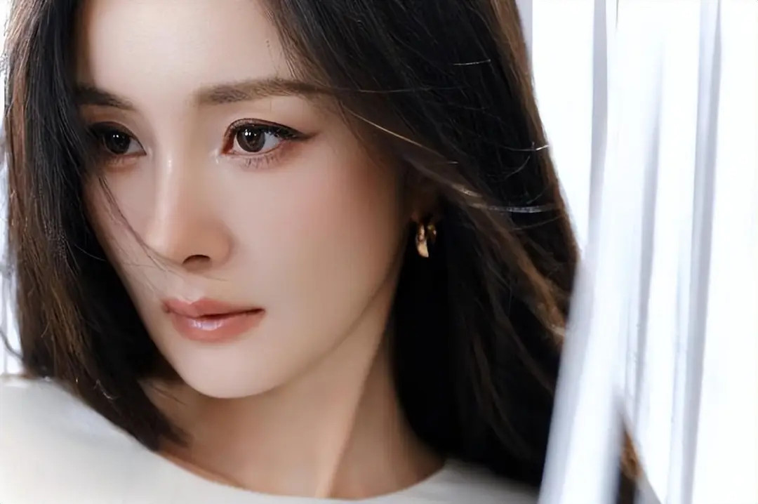 杨幂穿白色羽毛短裙清纯动人长发飘逸灵动美貌养眼​​​