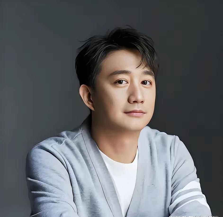 黄磊后来回忆说：当年蒋勤勤刚进大学第一天，整个校园都轰动了。我直接翘课，高晓松也