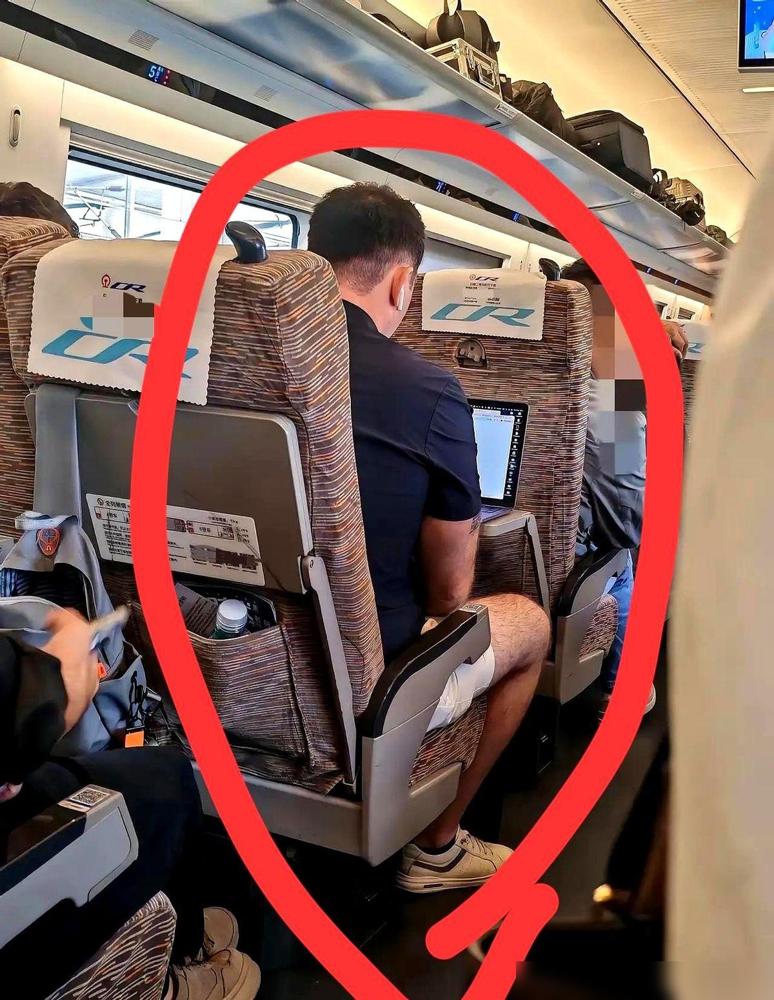 高铁上，我最怕看到这种人。昨天坐G327次，邻座小伙子刚放好行李就掏出笔记本