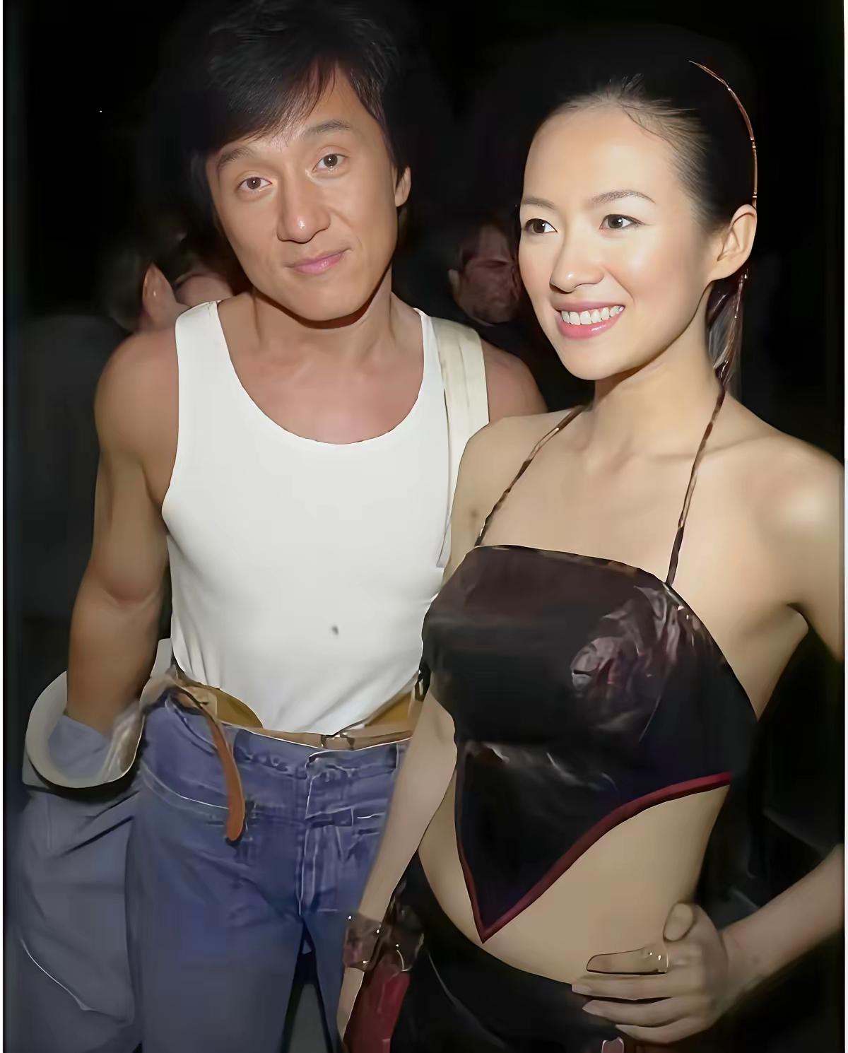 翻到成龙和章子怡早年的合照，真的要被成龙大哥那股反差萌笑到。当年成龙生日宴上，