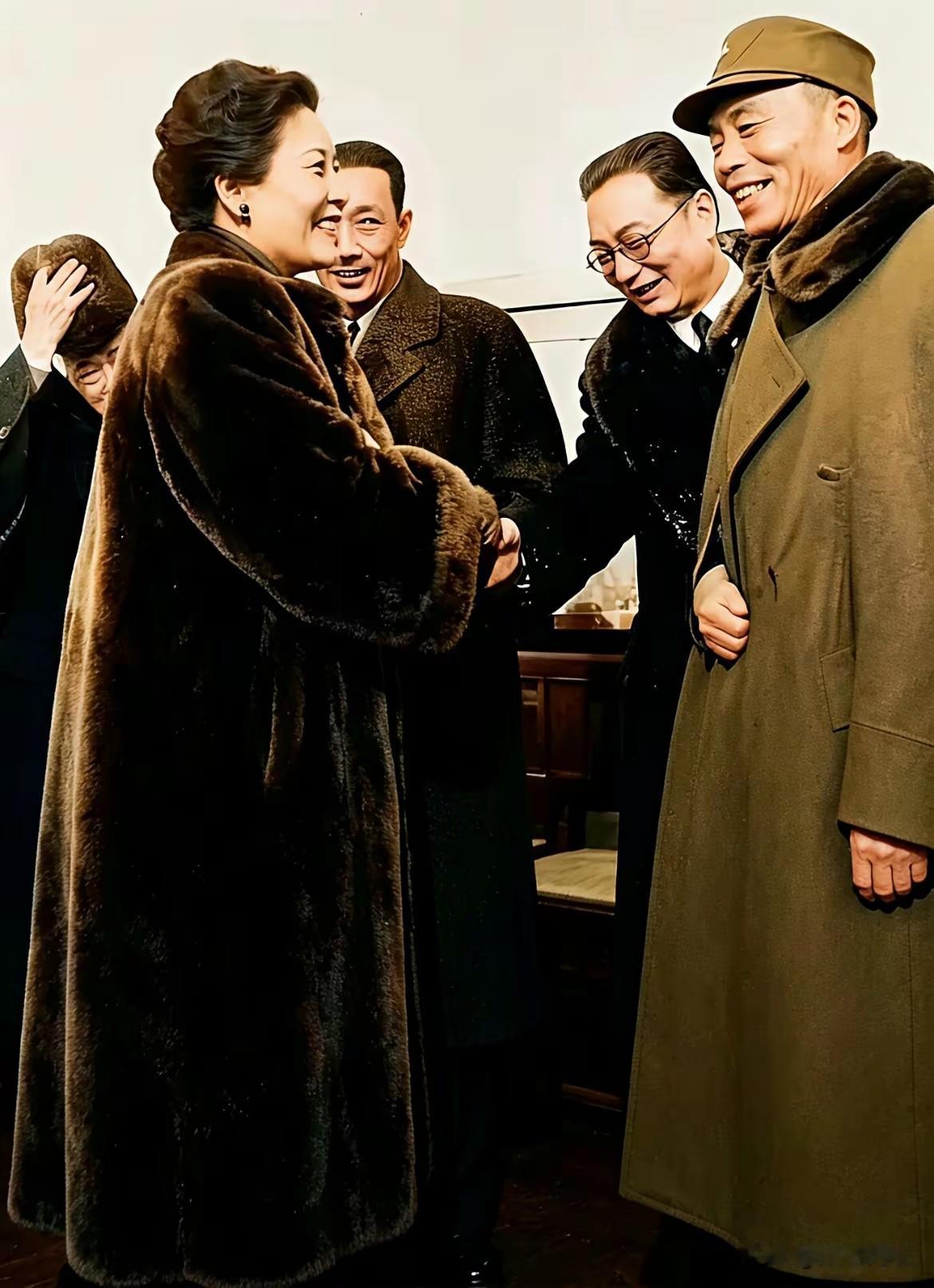 老照片识人物！弯腰与宋美龄握手的男子是谁？他一脸真诚，宋美龄的目光却看向李宗仁。