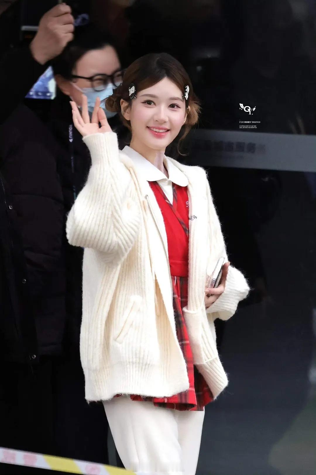 今日份赵露思上班路透来啦好喜庆的小姑娘