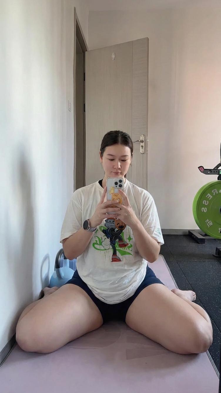宅家运动真的太香了，我超爱瑜伽垫上的自我修炼。就说居家普拉提，在瑜伽垫上就能开展