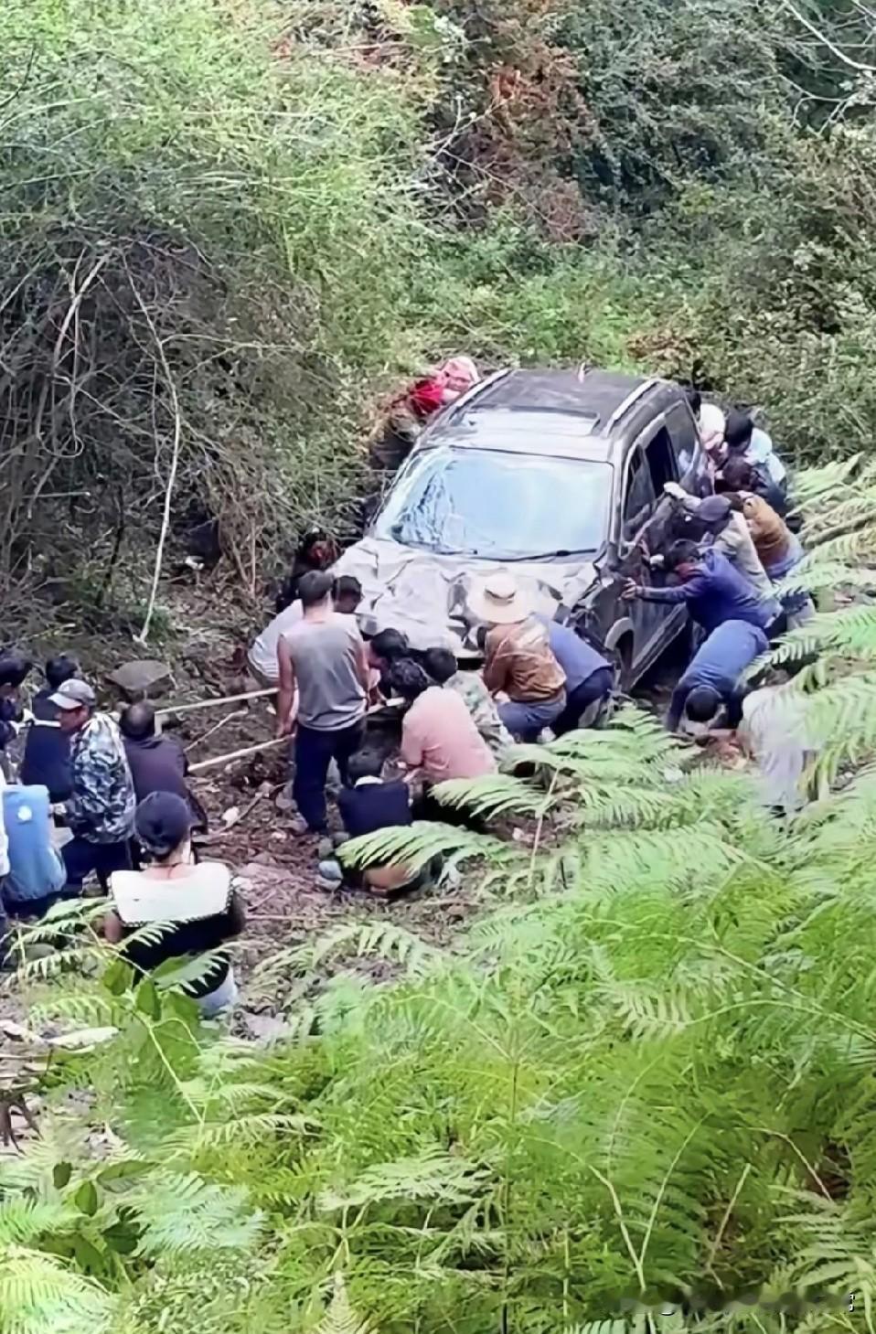 国庆开车掉沟里，全镇人来拉车！国庆回家本想低调，结果开车直接扎进山沟里！全