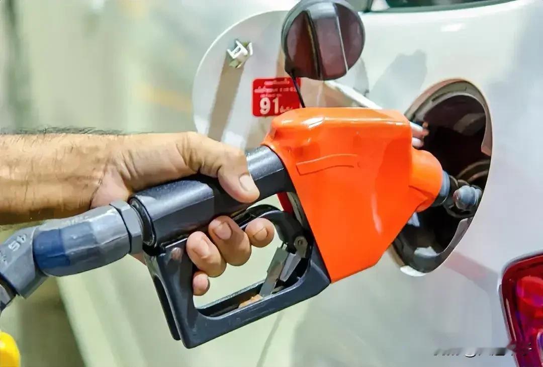 油价下调喽～4月21日24时起，95号汽油、0号柴油分别下调0.44元、0.