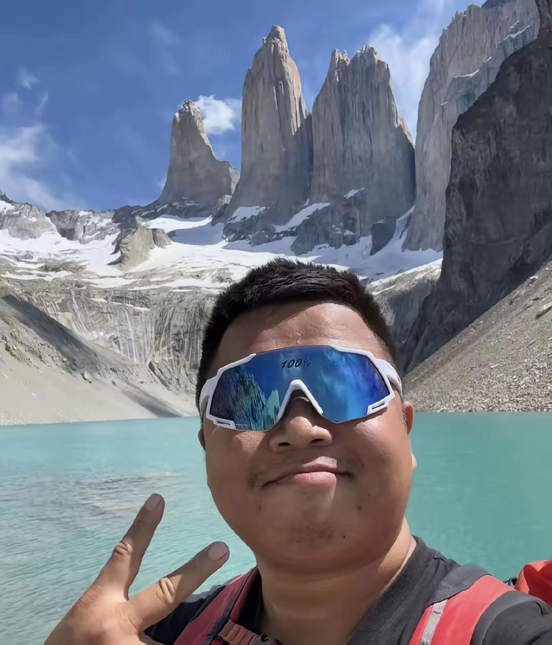 大家有没有觉得蓝战非越来越离谱了，每天在外边旅游，吃香喝辣，钱却一点没少挣。