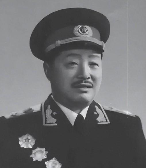 1955年大授衔之前，贺龙元帅拿着名单，急匆匆地找到了主席，请他对一个人的军衔评