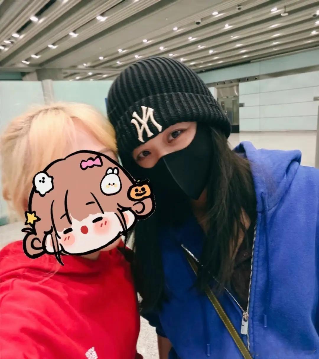 47岁汤唯和老公金泰勇及女儿现身北京机场，他们一家三口从韩国过完年回来，汤唯和女