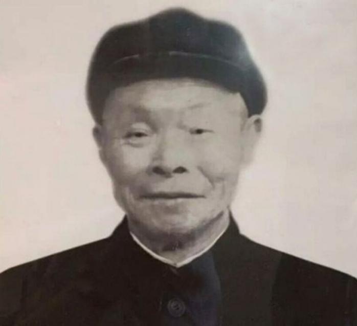 1956年李开文回到北京接受表彰，毛主席皱眉关心询问：老班长怎么只穿了这么少衣服