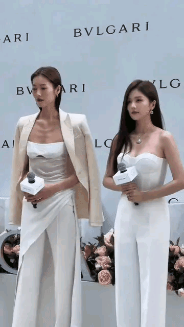 白鹿和刘雯两人一身白色的衣服，都是很洁白无瑕的感觉。一个颜值巅峰，一个气场强大。