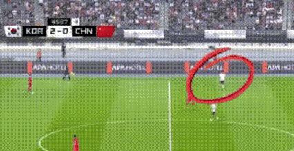 国足0:3输球，原因找到了：他们忘了自己是球员，像看热闹的观众。这场比赛