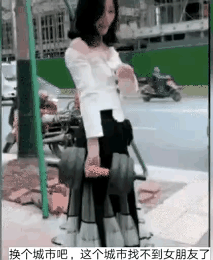 男朋友：不带这样坑人的，我以为很轻呢，你怎么拿动的。