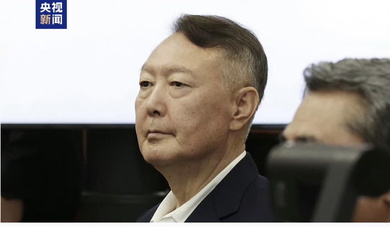 哈哈哈哈！这算因果吗？尹锡悦这个老冤种一审无期徒刑，命是捡回来了！只要不是判