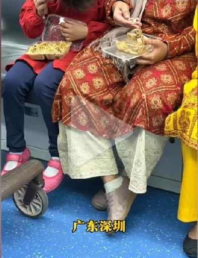 10月25日，有网友在社交媒体称，在深圳地铁三号线上，看到多名印度乘客集体用手抓