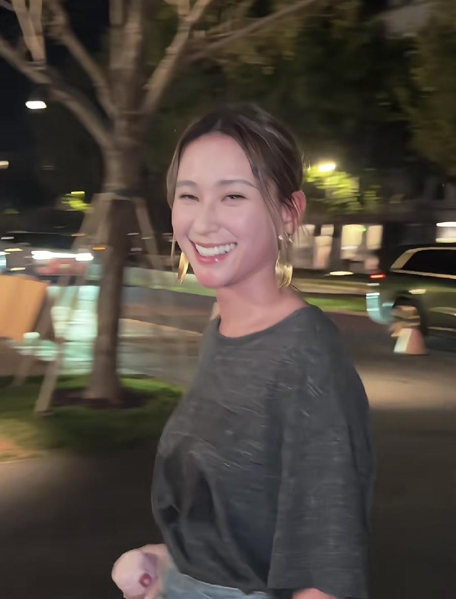 9月6日晚上，何超莲现身阿那亚参加海浪电影周，35岁的她打扮精致，笑得那么灿烂，