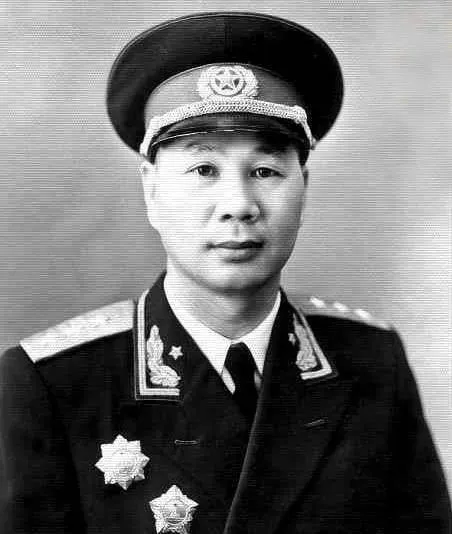 抗日战争时期，老大爷张宝贵找到杨成武，告诉他：“我们家里面住着11个日本兵，你们
