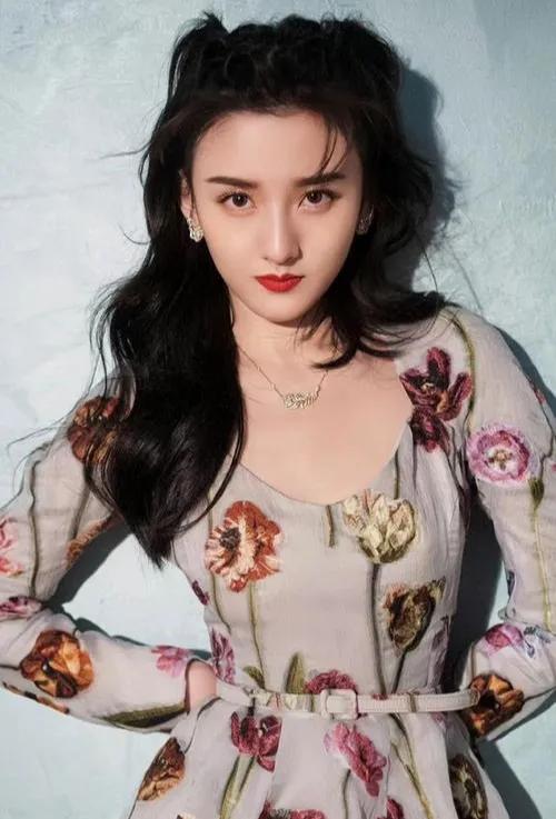 博主盛赞宋祖儿美貌与演技双绝。她五官精致灵动，古装似惊鸿仙子，现代装具时尚张力。