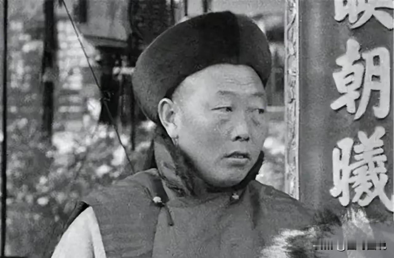 照片中的这名太监可不是剧照，而是真实存在的，他的地位仅次于李莲英，同时也是杀害珍