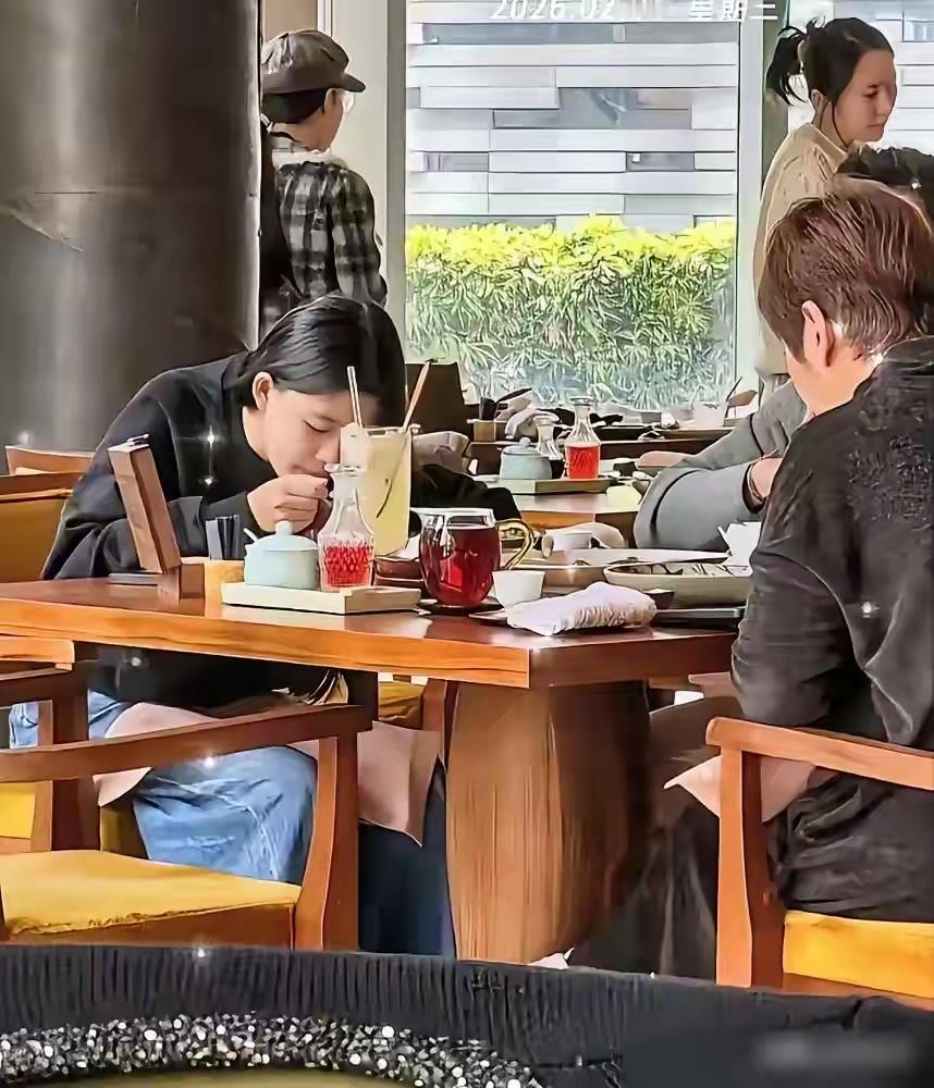 大S的女儿，去到哪里表情一样，动作一样，看上去真的很乖。她真的是性格很内向，没有