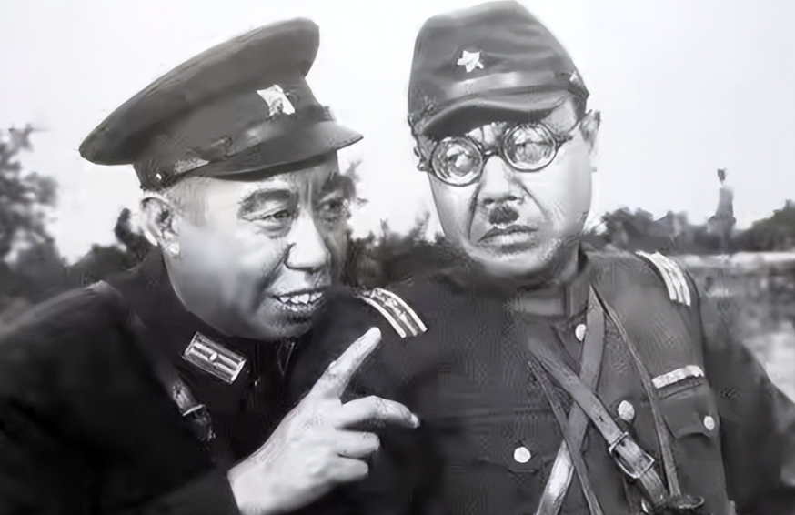 1939年，八路军打了一个大胜仗，营长拿来一件漂亮的军大衣，正要庆祝时，谁知杨成