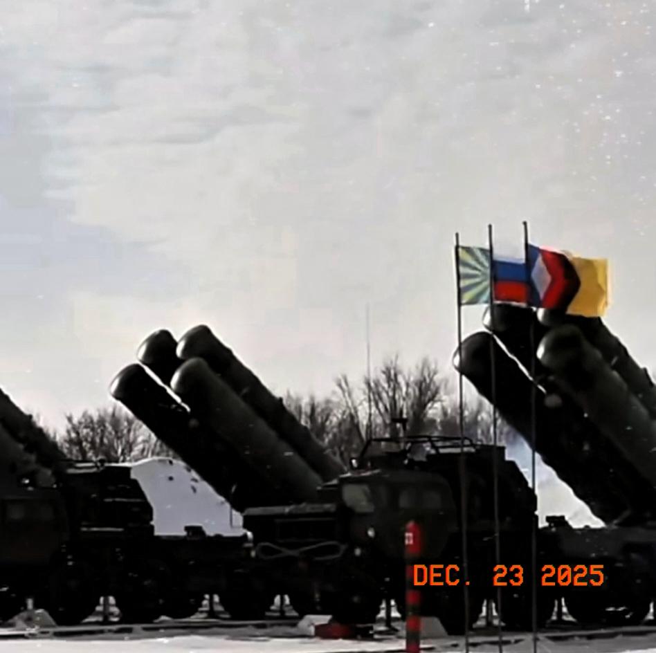 万斯表示，领土让步问题严重阻碍着冲突调解谈判。万斯指出，俄罗斯想实际控制顿巴斯的