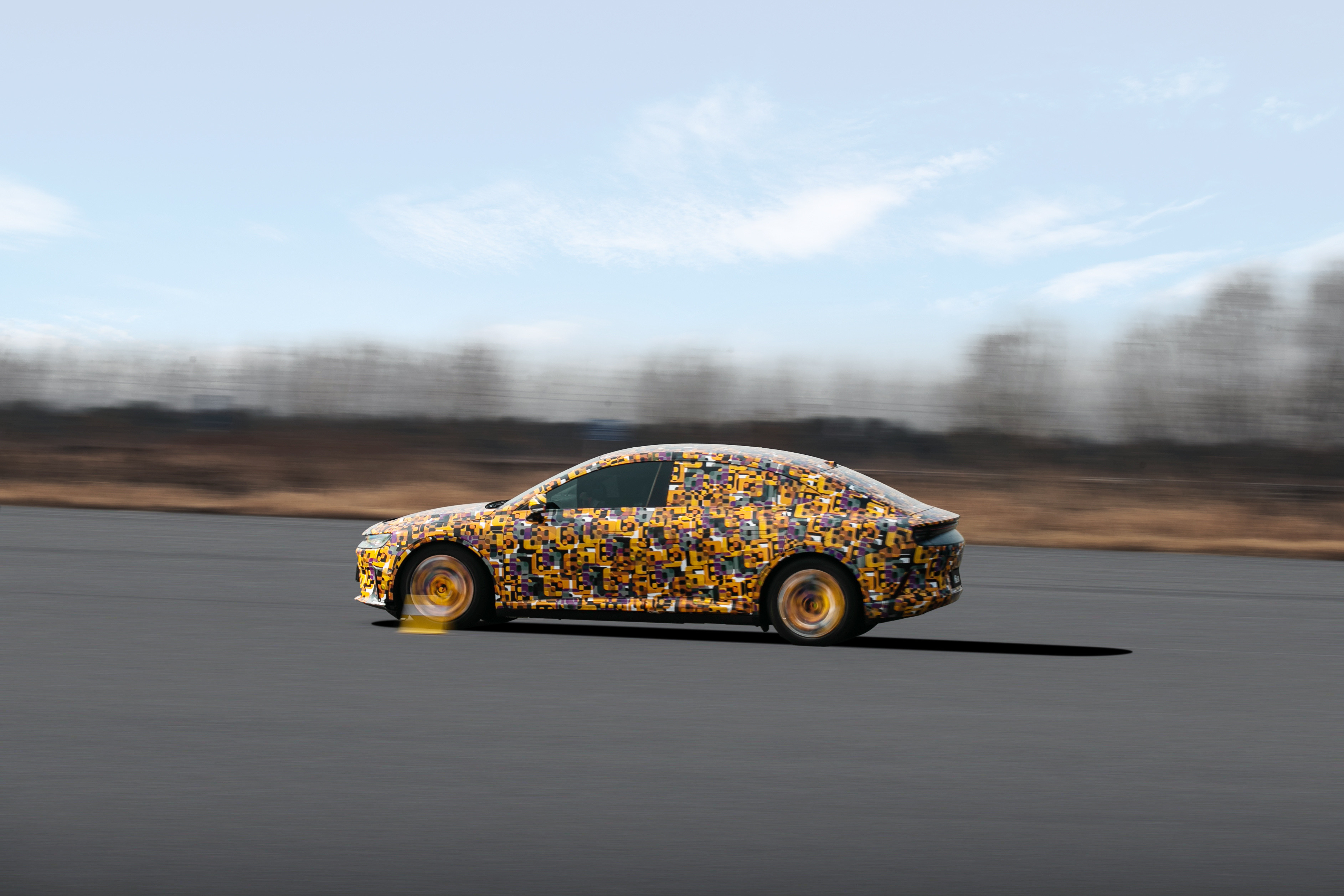 多年开车的老司机都知道，开高速最怕突发状况：前车急刹、路边窜出小动物，也会有人问