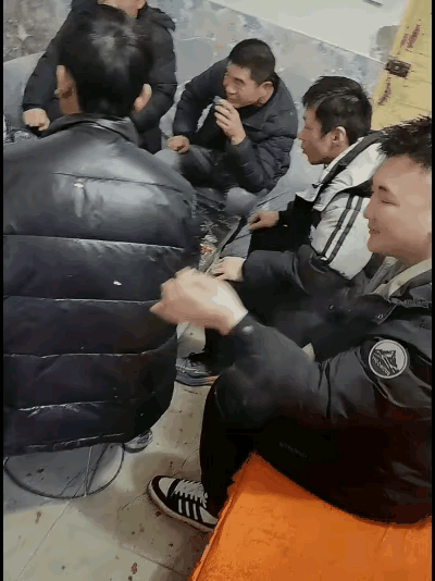 啥也别说了，小伙子赶紧给人家买一个新的羽绒服吧，这哪是开玩笑呢，这不是霍霍人吗？