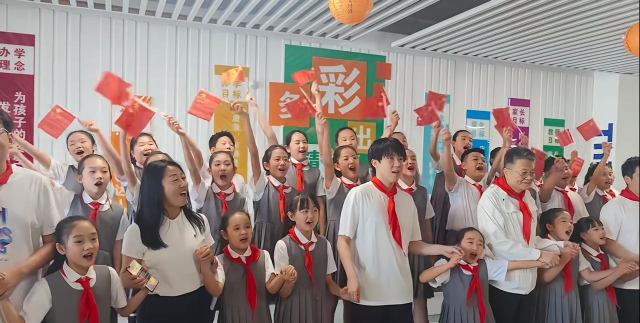 王楚钦和尹霄中间的小姑娘太e了，显得王楚钦更i了[呲牙笑]中间的小女孩儿只有对自