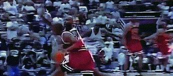 1997年总决赛上，斯托克顿抢断乔丹。斯托克顿冲过来用力打在乔丹手上完成抢断，