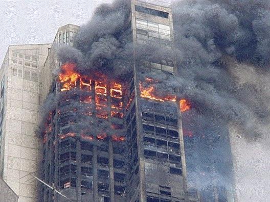 突燃大火阿姨跳楼令人心痛某地一栋居民楼突然燃起大火，六十多岁的阿姨为了逃生