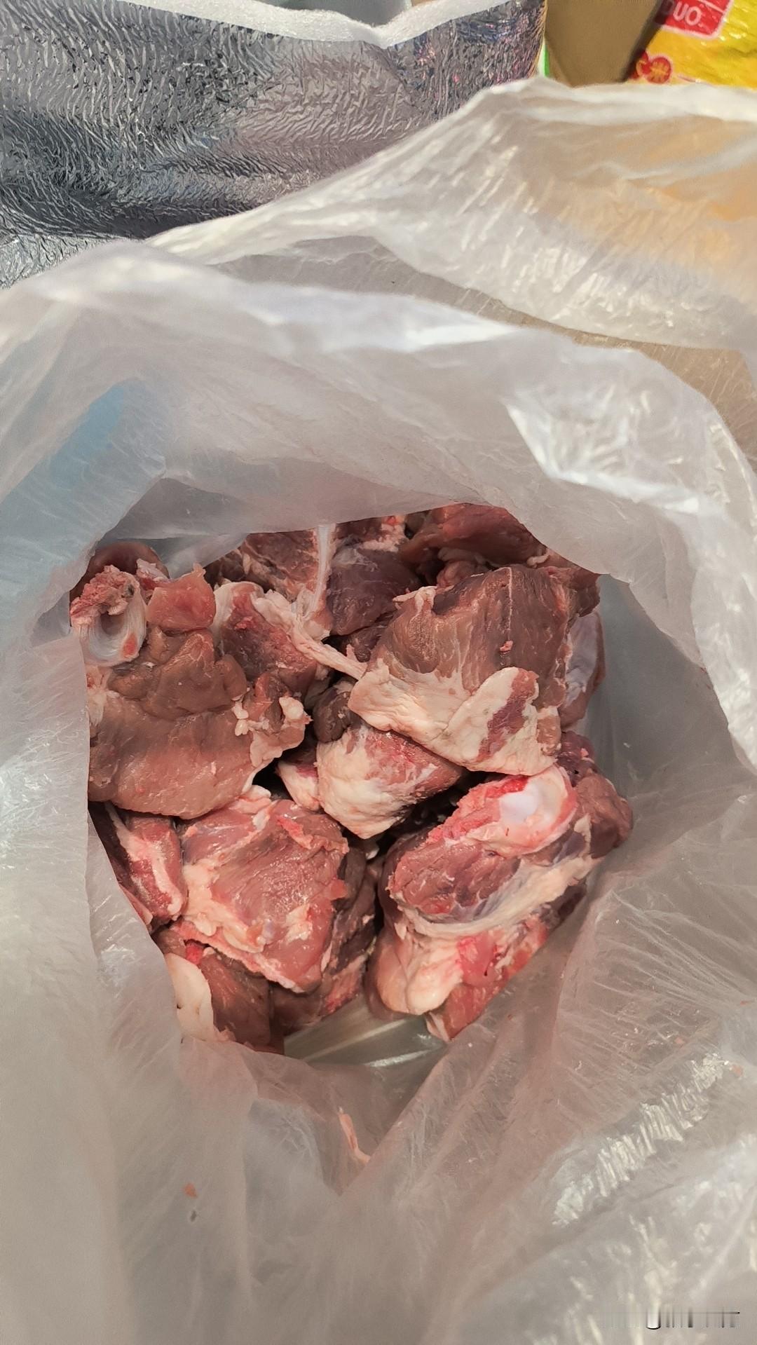 做红烧肉时，用冰糖还是白糖红烧肉是一道非常可口的美食，做红烧肉必须要用冰糖，而不