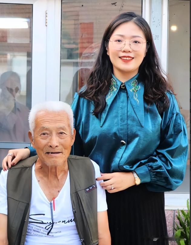 2018年，一山西姑娘，在北京地铁站为一陌生老人指路，并给了100多元现金。哪料