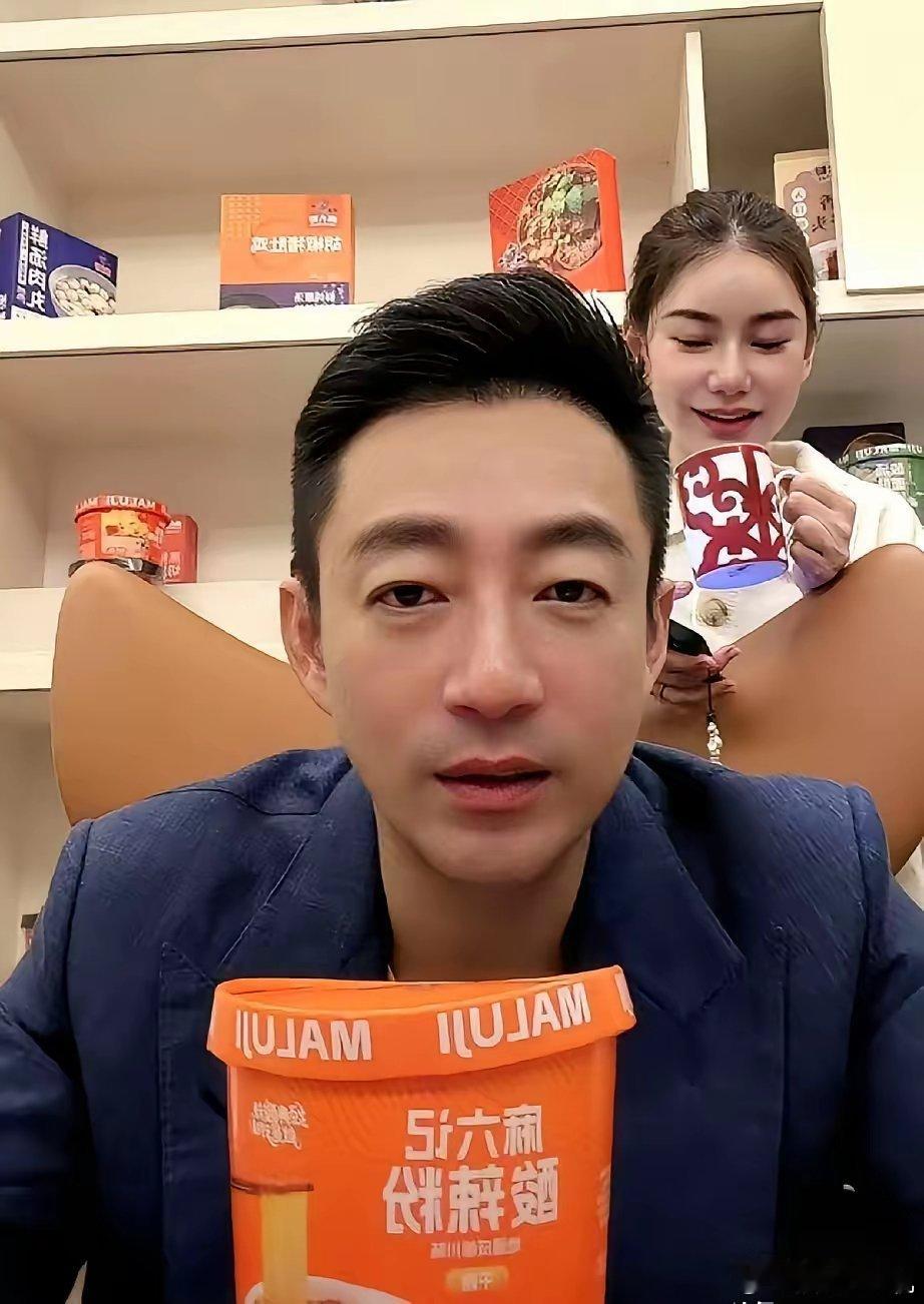 汪小菲真的变了，不像之前一露面就是满脸愁容，两言不合就与人互怼。昨天汪小菲在开播