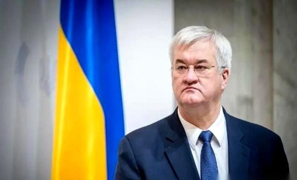 最逗的事儿发生了。当年掀了我们桌子、抢走45亿美金的那位，现在西装革履地跑回来