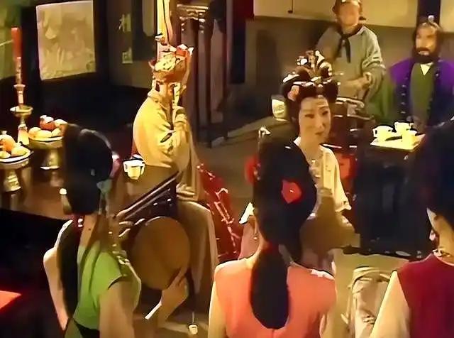 你以为王母最大？女娲最牛？别被电视剧骗了！这位“隐形霸主”辈分比三清还老，实力能