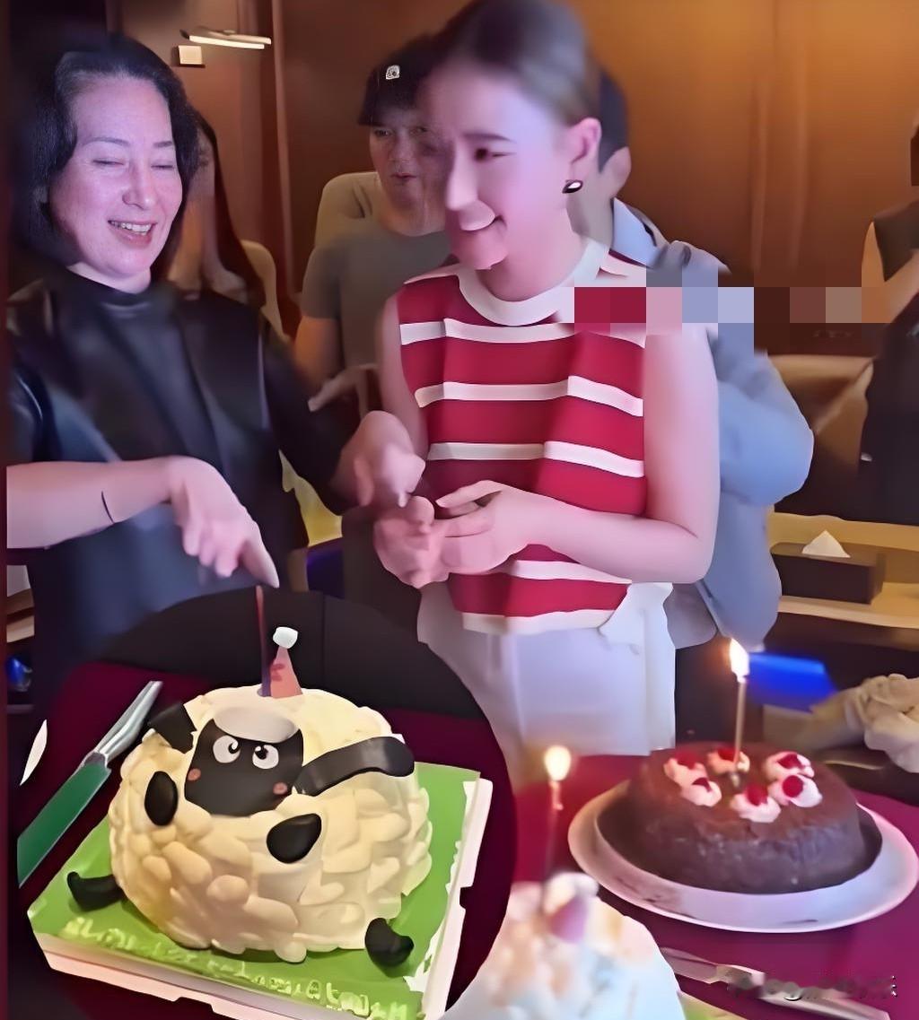 2026年5月9日，赌王千金何超莲在澳门举办35岁生日派对，同父异母的姐姐何超琼