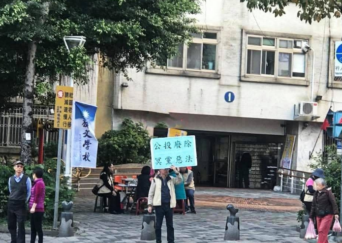 张亚中的抗争：此时无声胜有声！张中亚中今天在脸书上发了一张图片，和一个文章链接