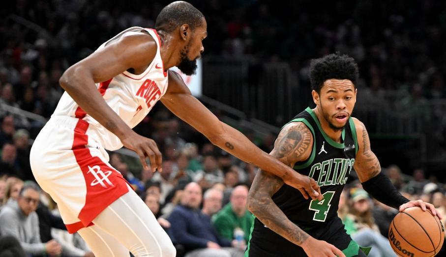 火箭真的是一子动，满盘赢！开机前两场，乌度卡想要试验五大，但各种问题肉眼可见，