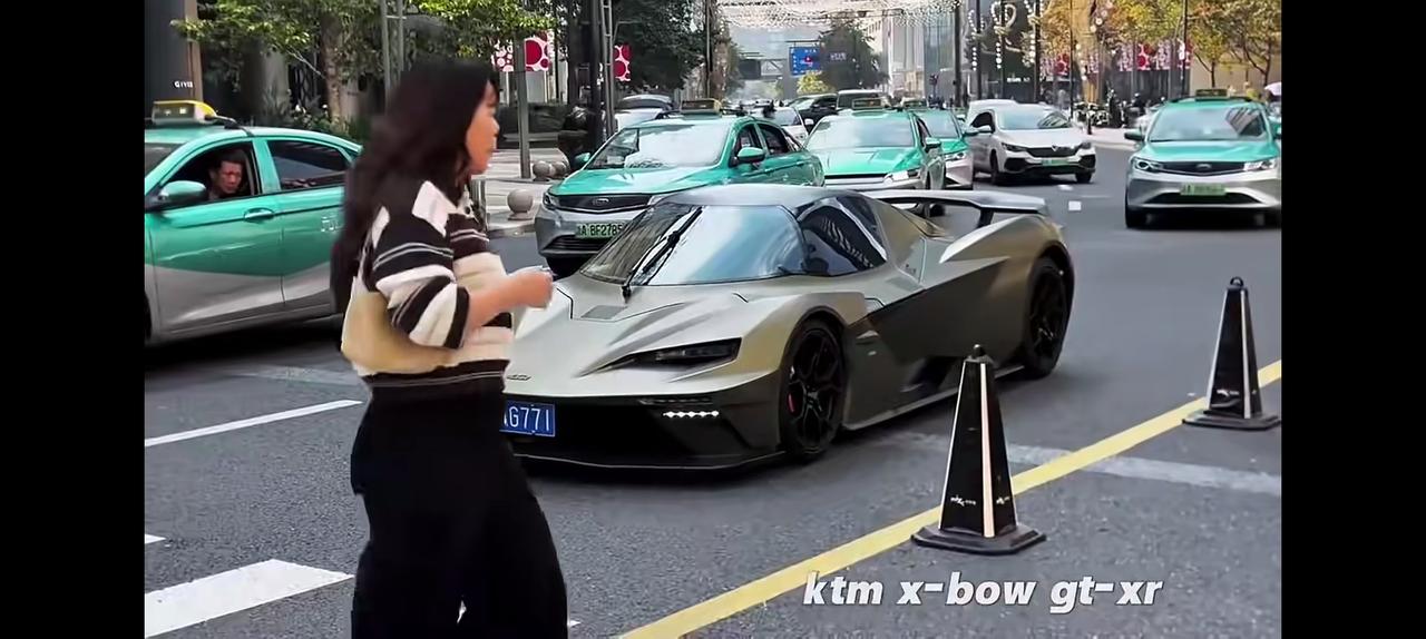 网友说的上海4000万的跑车！车顶能够自由活动，好像小时候看的磕磕怪！一会变成汽