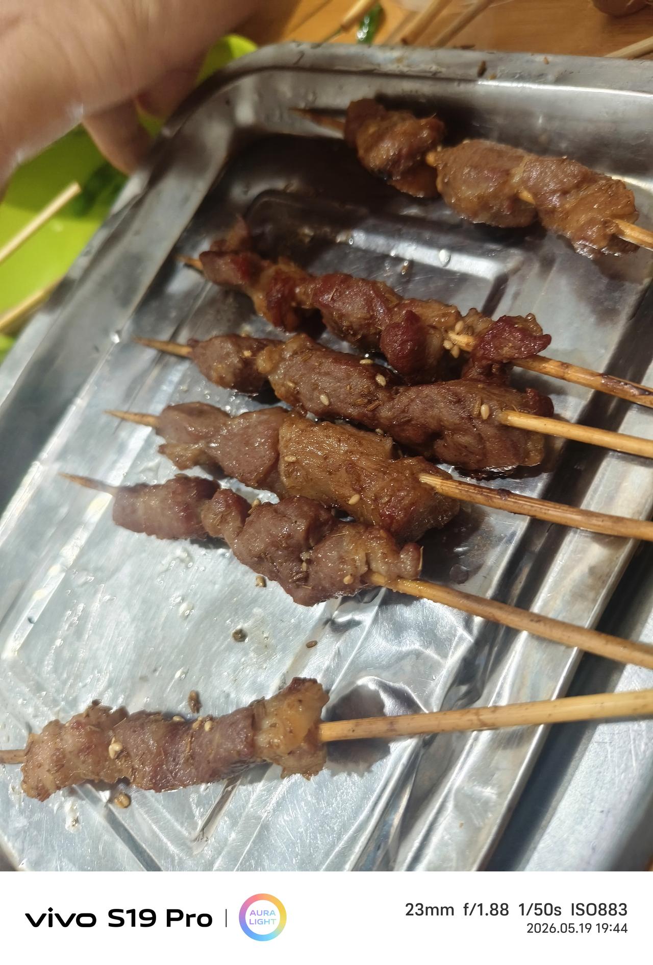 羊肉串，驴肉火烧在饮食行业中算是高消费啦。北魏的驴肉火烧十四一个，卧佛堂的十五一