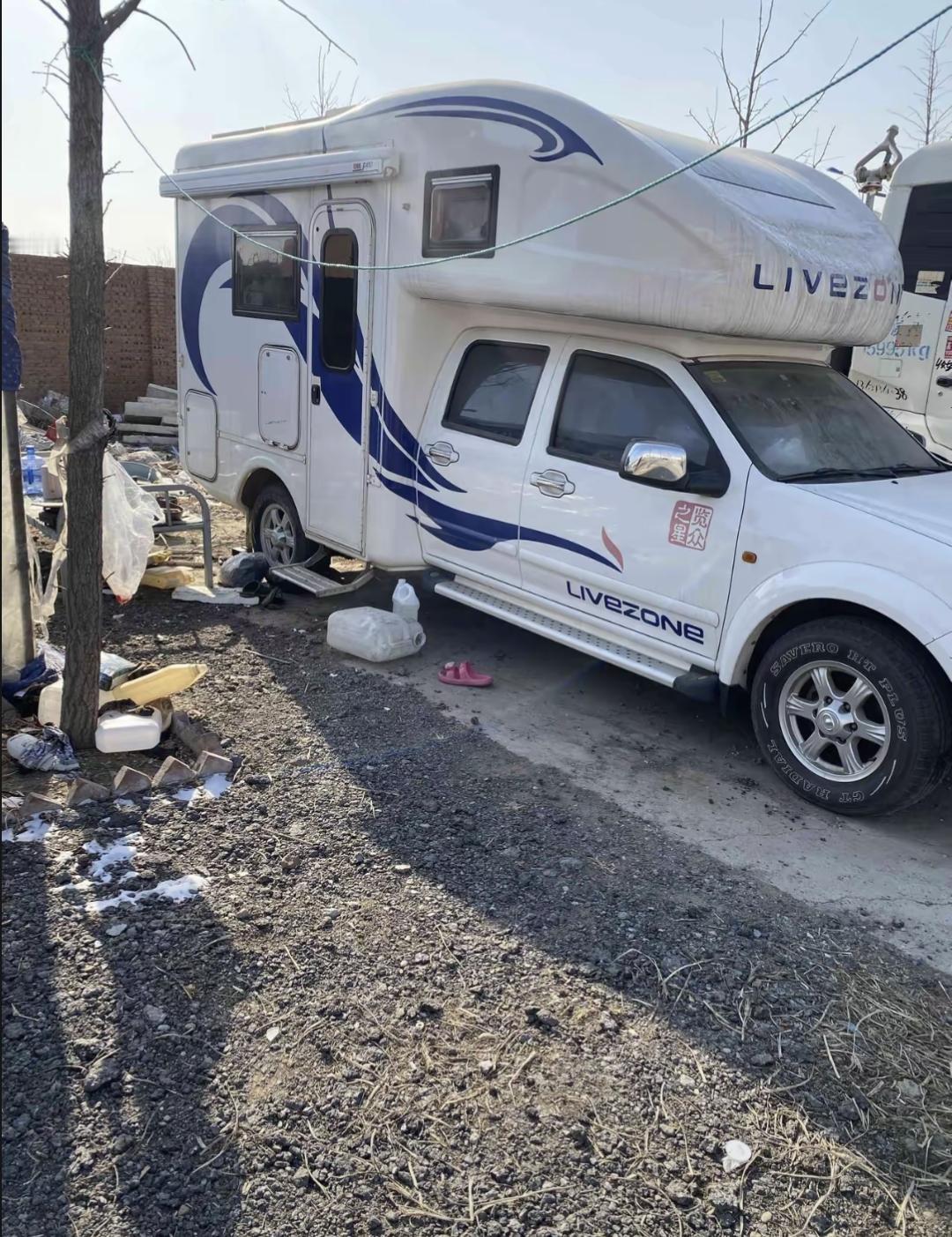 零下14℃的北京郊区，房车窗上没霜，排气管微微发热，电线埋在雪里。别人说他们冻