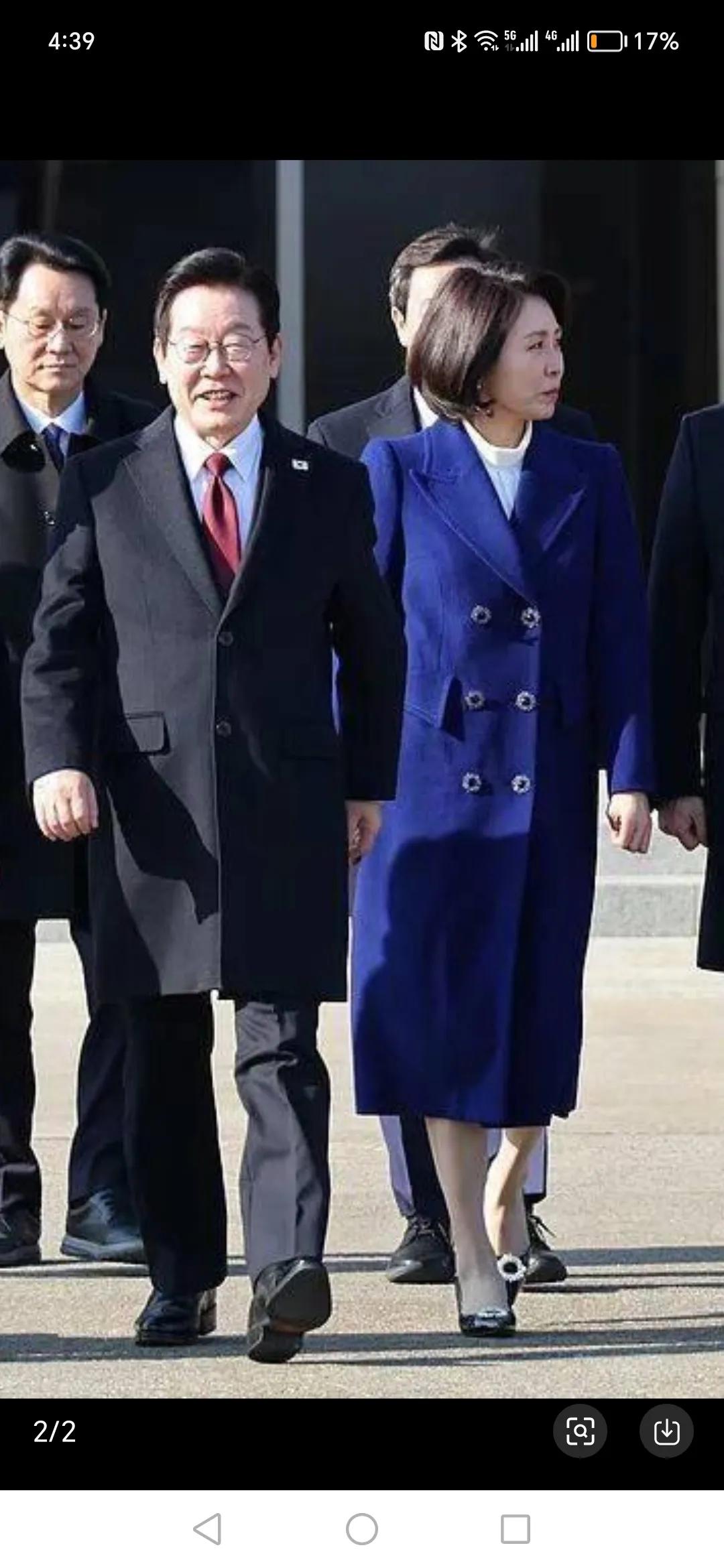 李在明和夫人金惠景到达北京，开启访问行程。金惠景这次造型依旧满分，气质雍容，温