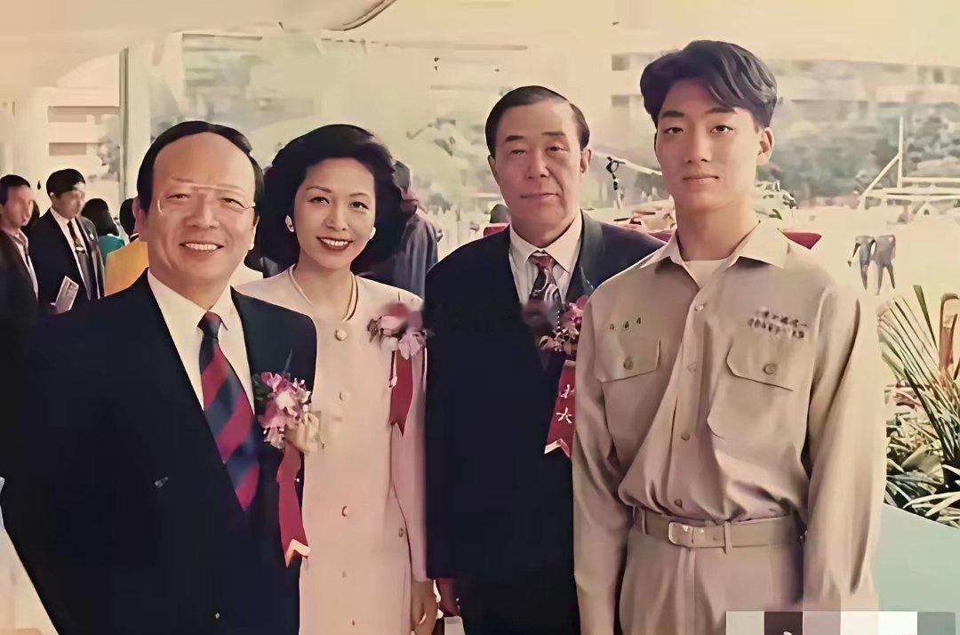 1998年蒋万安和学姐石舫亘，一张罕见合影，后来他们结为了夫妻